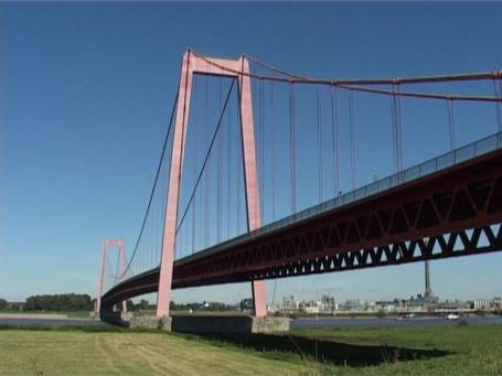 Emmerich : Die Rheinbrücke Emmerich ist die nördlichste deutsche Rheinbrücke. Die Gesamtbrückenlänge beträgt 1228 Meter, die eigentliche Strombrücke ist 803 Meter lang. Sie besitzt zwei 77 Meter hohe Stahlpylone und ist damit die längste Hängebrücke Deutschlands.